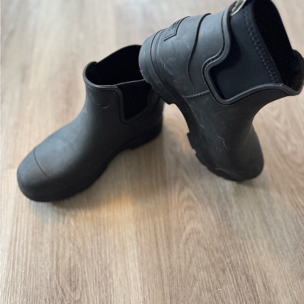 Women’s EUC Black Ugg Rubber Ankle Boots